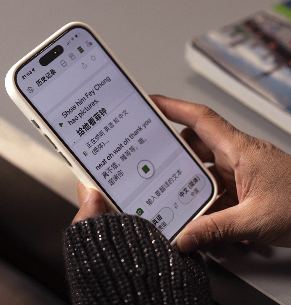 Liang usa aplicativo de tradução para conversar com o marido — Foto: Oliver Farshi / The New York Times