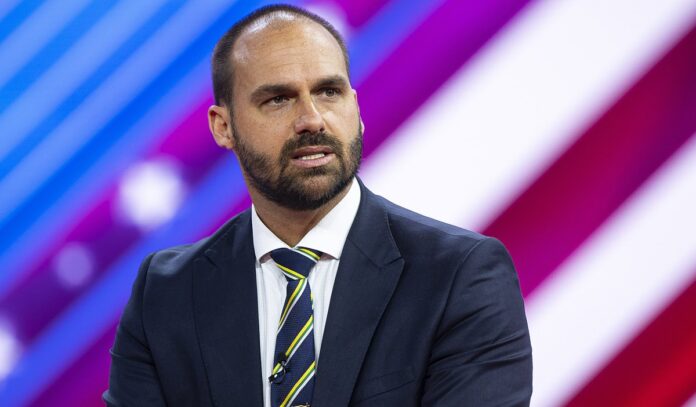 Eduardo Bolsonaro nega ter sido o destinatário de dinheiro de