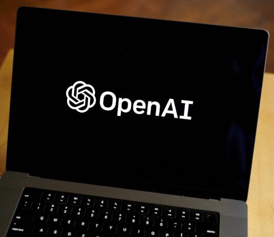 Primeiro dispositivo da OpenAI será um alto-falante portátil, sem tela, criado para ser um companheiro de IA