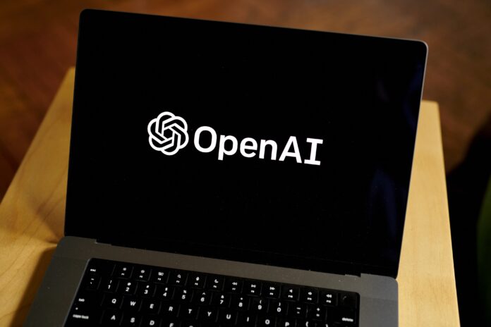 Primeiro dispositivo da OpenAI será um alto-falante portátil, sem tela,