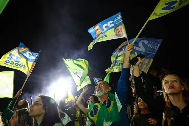 Eleitores de Flávio Bolsonaro comemoram os resultados do 1º turno da eleição presidencial